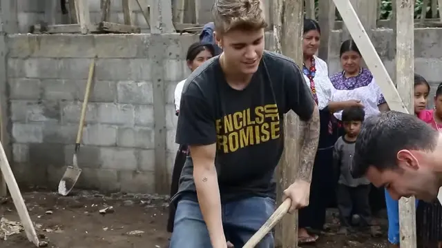 Bieber Jadi Kuli Bangunan
