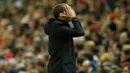 Pelatih Borussia Dortmund, Thomas Thucel kecewa setelah mengetahui timnya kebobolan di pertandingan Liverpool lawan Borussia Dortmund di stadion Anfield, Inggris, (14/4). Dengan hasil ini Liverpool berhak lolos ke semifinal. (Reuters / Carl Recine)