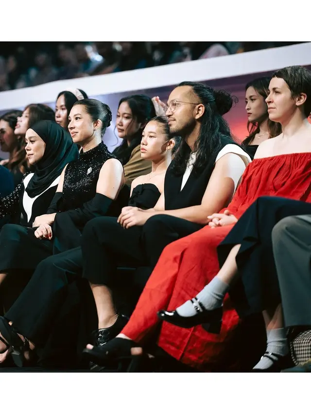 6 Potret Jennifer Bachdim dan Lesti Kejora Baca Pemenang di Acara Award, Kompak