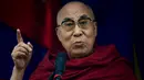 Pemimpin spiritual Tibet, Dalai Lama menyampaikan pidato saat Glastonbury Festival, Inggirs, (28/6/2015). Dalai Lama akan berulang tahun yang ke-80 pada 6 Juli 2015 nanti. Namun ia merayakannya lebih awal di Glastonbury Festival. (REUTERS/Dylan Martinez)
