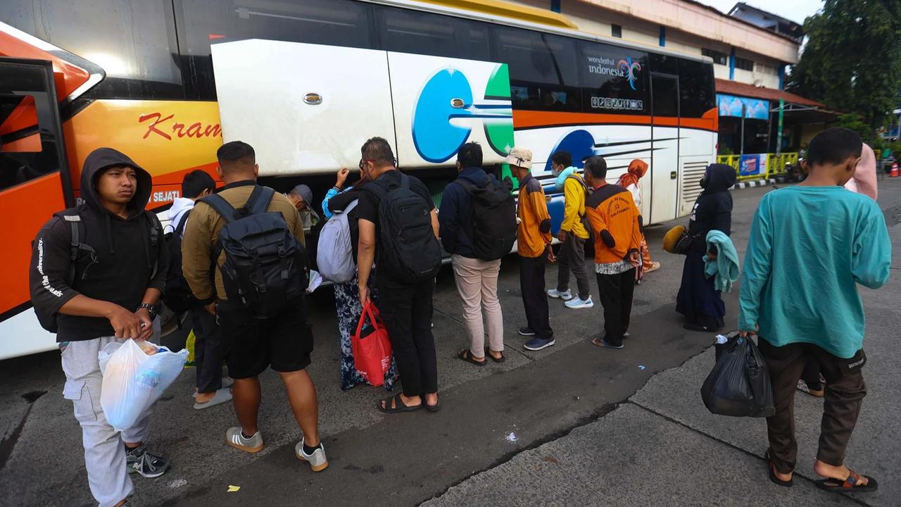 FOTO: Lonjakan Arus Balik Pemudik  di Terminal Kampung Rambutan