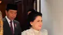 Iriana Jokowi menata rambutnya dengan sanggul modern yang terlihat anggun. Dipadukan dengan pulasan lipstik fuchia andalan [@attahalilintar]