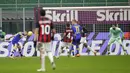 Pemain Parma Jasmin Kurtic (kiri) mencetak gol ke gawang AC Milan pada pertandingan Serie A di Stadion San Siro, Milan, Italia, Minggu (13/12/2020). AC Milan masih puncaki klasemen usai bermain imbang 2-2 lawan Parma. (AP Photo/Luca Bruno)