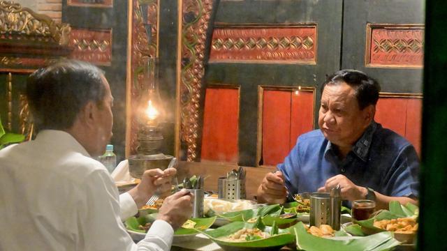 Presiden Republik Indonesia (RI) Prabowo Subianto mengadakan pertemuan dengan Presiden ke-7 RI, Joko Widodo (Jokowi), pada Minggu malam, 3 November 2024. Keduanya makan malam di restoran di Kota Solo.