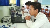 UNBK sesi kedua di SMPN 1 Kepanjen. Sesi pertama sedikit molor karena kendala sinkronisasi server. (Tika Hapsari/JawaPos.com)