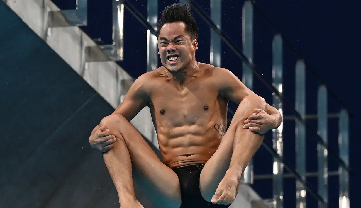 Pelompat indah Kolombia Sebastian Morales Mendoza bertanding dalam babak semifinal Loncat indah putra 3 meter Springboard Olimpiade Tokyo 2020 di Tokyo Aquatics Center, Selasa (3/8/2021). (Attila KISBENEDEK / AFP)