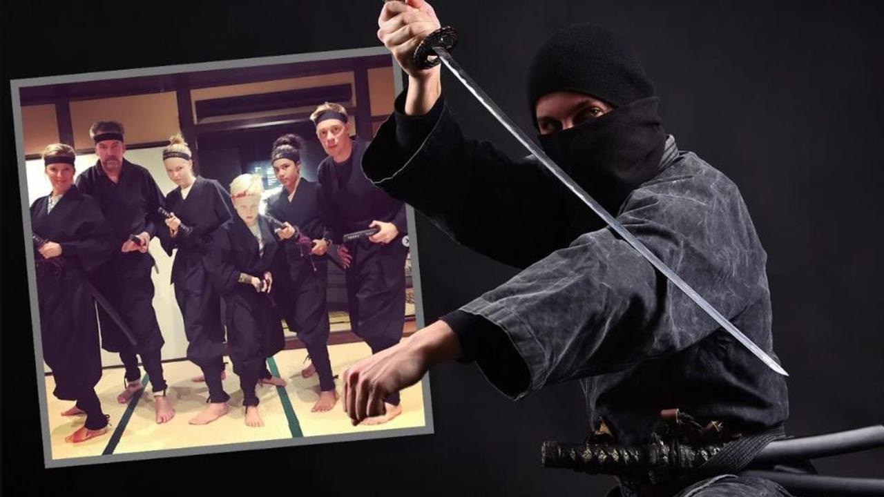 Pada Mei, sekitar 60 siswa menghadiri kelas yang diselenggarakan oleh Bujinkan, sebuah organisasi seni bela diri yang terkenal mengajarkan keterampilan kuno ninja.