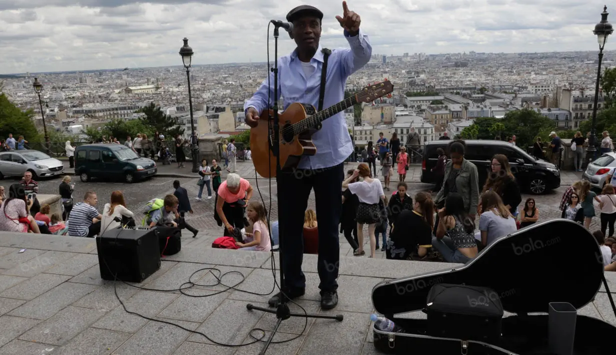 Alunan nada dari musisi jalanan turut menambah kenikmatan para wisatawan memandangi Kota Paris dari ketinggian. (Bola.com/Vitalis Yogi Trisna)