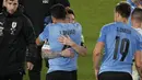 Penyerang Uruguay Luis Suarez berpelukan dengan penyerang Argentina Lionel Messi setelah laga Kualifikasi Piala Dunia 2022 Zona Amerika Selatan di Monumental stadium, Senin (11/10/2021) pagi WIB. Duel ini menjadi momen reuni dua mantan pemain Barcelona, Messi dan Suarez. (AP Photo/Natacha Pisarenko)