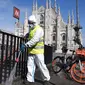 Pekerja membersihkan permukaan jalan di Piazza del Duomo, Milan, 31 Maret 2020. Pandemi COVID-19 terus menyebar di Italia pada Selasa (31/3), menambah total jumlah terinfeksi, kematian dan pulih menjadi 105.792, menurut data terbaru Departemen Perlindungan Sipil Italia. (Xinhua/Daniele Mascolo)