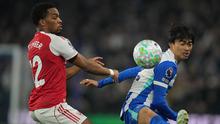 Jurrien Timber dan Kaoru Mitoma berebut bola dalam laga Liga Inggris antara Brighton vs Arsenal di American Express Stadium, 5 Maret 2026. (AP Photo/Alastair Grant)