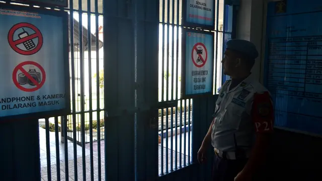 Petugas di salah satu lapas Nusakambangan berjaga di gerbang masuk sel. (Foto: Liputan6.com/Muhamad Ridlo)