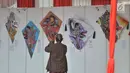 Pengunjung saat melihat koleksi layang-layang yang dipamerkan dalam India-Indonesia Kite Exhibition di Lapangan Monas, Jakarta, Rabu (30/5). Pameran layang-layang ini bertemakan "Ramayana". (Merdeka.com/Iqbal S. Nugroho)