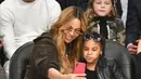 Penyanyi Beyonce dan putrinya Blue Ivy Carter berselfie saat menonton pertandingan NBA All-Star Game 2018 di Staples Center di Los Angeles, California, AS (18/2). (Allen Berezovsky/Getty Images/AFP)