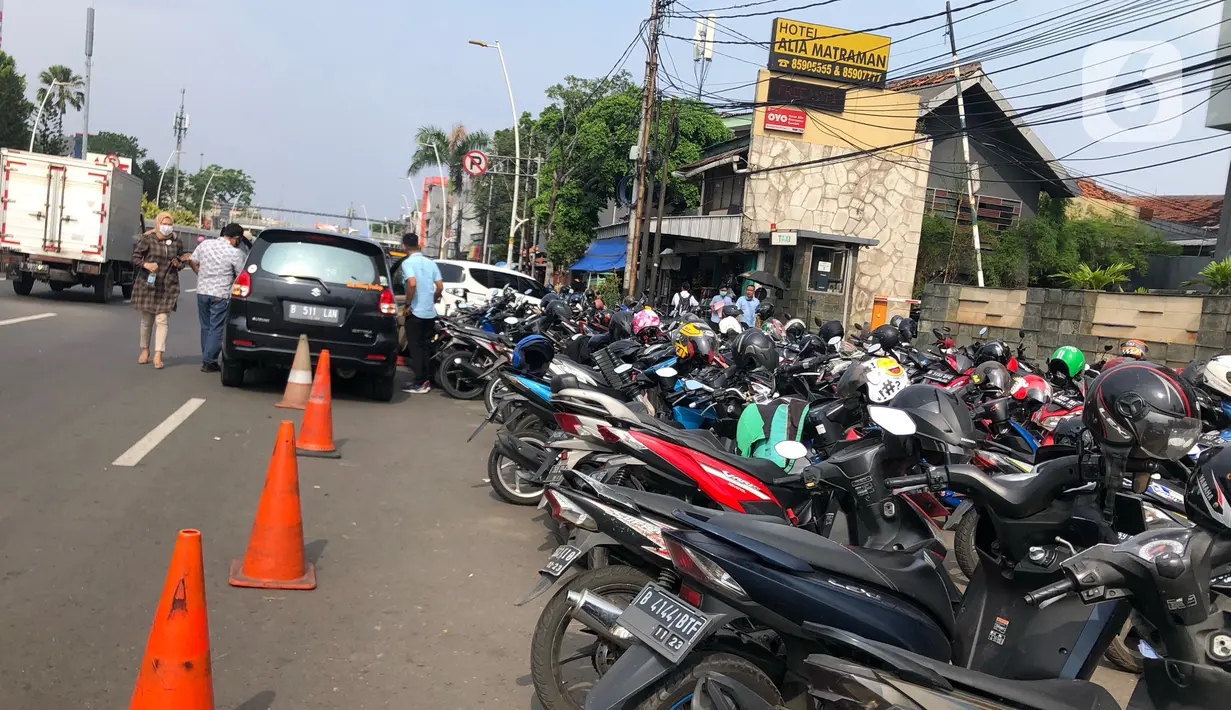 Sejumlah sepeda motor terparkir di sekitar trotoar kawasan Jatinegara, Jakarta, Selasa (14/7/2020). Tidak adanya sanksi tegas membuat trotoar yang telah diperlebar tersebut justru dimanfaatkan sebagai lahan parkir liar yang mengganggu ketertiban umum. (Liputan6.com/Immanuel Antonius)