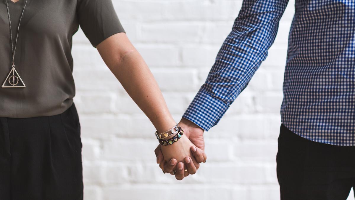 5 Momen Penting Berbagi Empati dan Kebaikan Jadi Kunci Pasangan Bertahan di Masa Sulit