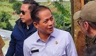 Menteri Lingkungan Hidup (LH), Hanif Faisol Nurofiq saat meninjau lokasi longsor di Kampung Sukatani, Desa Utara, Kecamatan Cisarua, Kabupaten Bogor, Senin (7/7/2025). (Foto: Liputan6.com/Achmad Sudarno).
