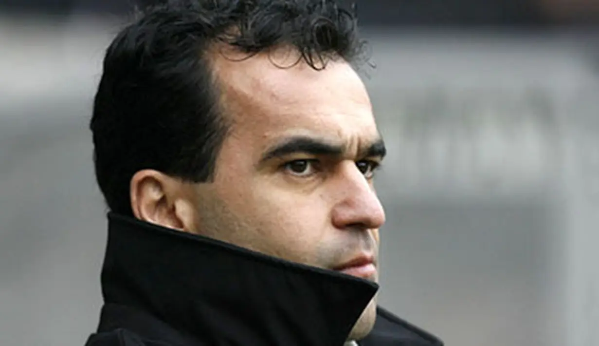 Swansea City&#039;s Manager Roberto Martinez looks on from the sidelines against Fulham during the F.A Cup fifth round match at The Liberty Stadium in Swansea on February 14, 2009. AFP PHOTO / Glyn Kirk
