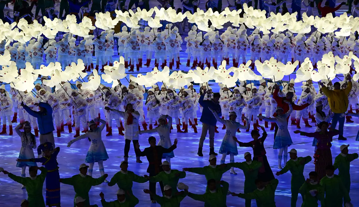 Para penari tampil dalam upacara pembukaan Olimpiade Musim Dingin Beijing 2022, di Stadion Nasional, yang dikenal sebagai Stadion Bird's Nest, di Beijing, pada 4 Februari 2022. (AFP/Tobias Schwarz)