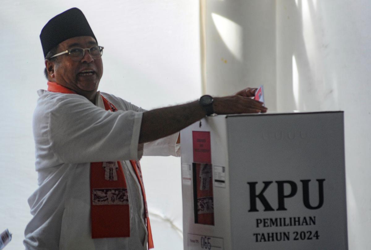 Rano Karno nyoblos di TPS 65 Lebak Bulus saat Pilkada Jakarta 2024