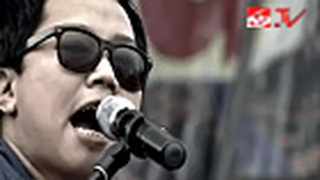 Sandhy Sondoro - Malam Biru