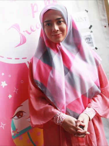 Mulai Berhijab Dhea Ananda Takut Komentar News Entertainment Fimela Com