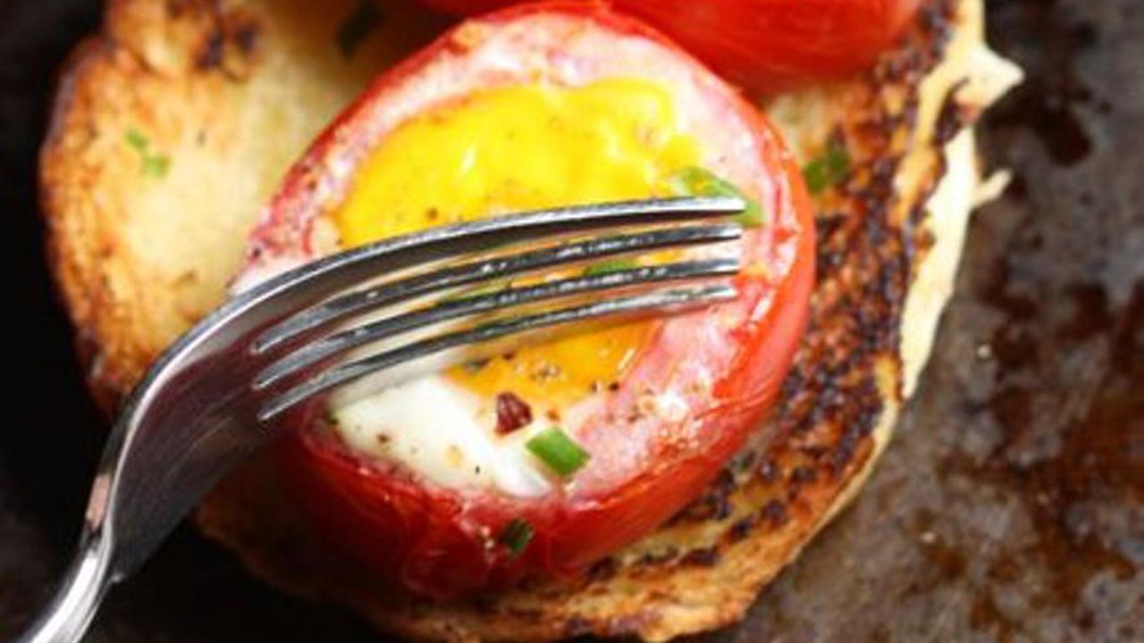 [Bintang] Tomat Panggang Isi Telur, Camilan Malam Sehat Hari Ini