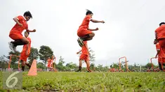 Pemain Persija melakukan lompatan saat latihan di National Youth Training Centre, Sawangan, Depok, Selasa (24/1). Latihan ini bagian persiapan mengarungi kompetisi musim 2017. (Liputan6.com/Helmi Fithriansyah)  