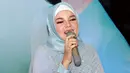 Seperti diketahui, beberapa klarifikasi pernah disampaikan Rina terkait keputusannya. Rina mengaku tengah dalam proses pencarian. Sebagai sesama muslimah, ia hanya bisa mendoakan yang terbaik. (Nurwahyunan/Bintang.com)