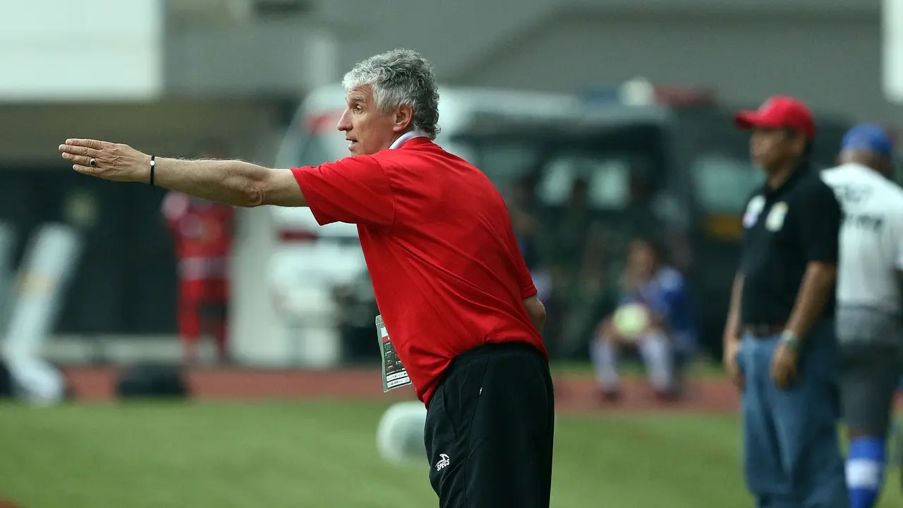 Pelatih PS TNI, Ivan Kolev, memberi arahan pada laga melawan Persiba Balikpapan dalam lanjutan Liga 1 di Stadion Pakansari, Cibinong, Kab Bogor, Jumat (5/5/2017). Laga kedua tim berakhir imbang 1-1.