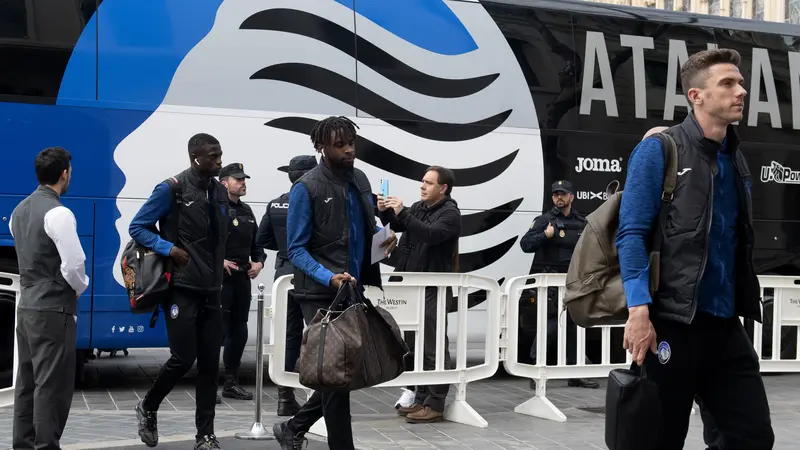 Para pemain Atalanta tiba di Hotel Westin, Valencia jelang pertandingan melawan Valencia CF pada leg kedua babak 16 besar Liga Champions 2019/2020