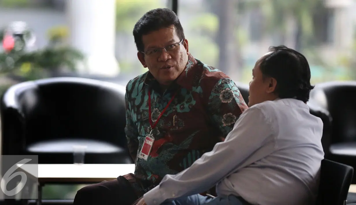 Kajati Sumatera Barat, Widodo Supriadi berbincang saat menunggu pemeriksaan penyidik KPK, Jakarta, Rabu (2/11). Widodo dimintai keterangan berkaitan kasus suap perkara penjualan gula tanpa SNI di Pengadilan Negeri Padang. (Liputan6.com/Johan Tallo)