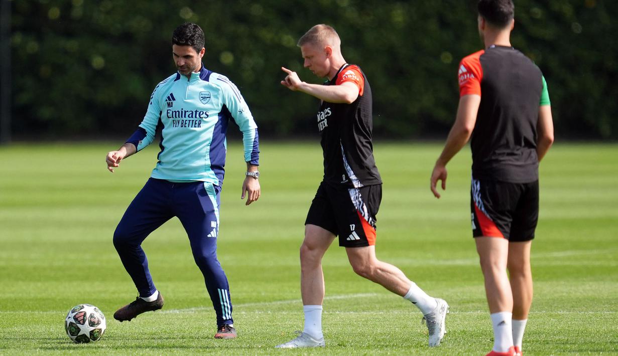 Pelatih Arsenal, Mikel Arteta, memimpin sesi latihan jelang laga melawan PSG pada laga semifinal Liga Champions. (Adam Davy/PA via AP)