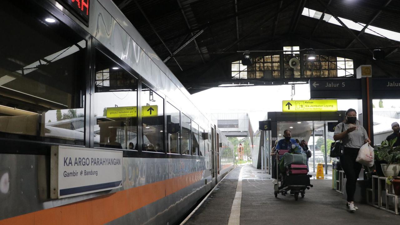 Pemudik yang tiba di Stasiun Bandung, Rabu, 26 April 2023. (sumber foto : Humas PT KAI Daop 2 Bandung)