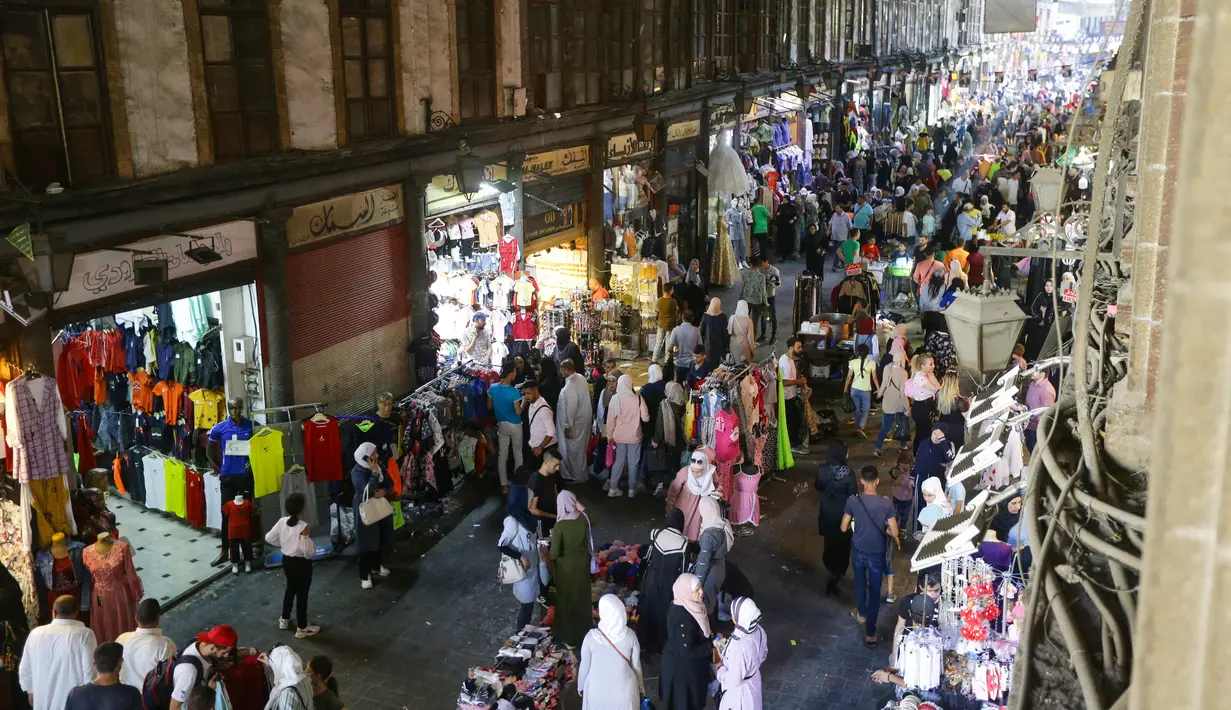 Suasana pasar al-Hamidiya menjelang hari raya Idul Adha di di ibukota Damaskus, Suriah (7/7/2022). Idul Adha (Hari Raya Kurban) dirayakan setiap tahun oleh umat Islam mengorbankan berbagai hewan menurut tradisi agama, termasuk sapi, unta, kambing dan domba. (AFP/Louai Beshara)