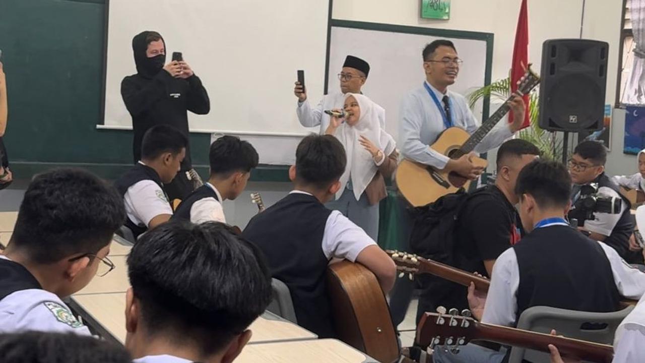 Lalu, Alan Walker melakukan perjalanan dari New York ke Medan untuk bertemu dengan Tri Adinata dan siswa Al-Azhar.