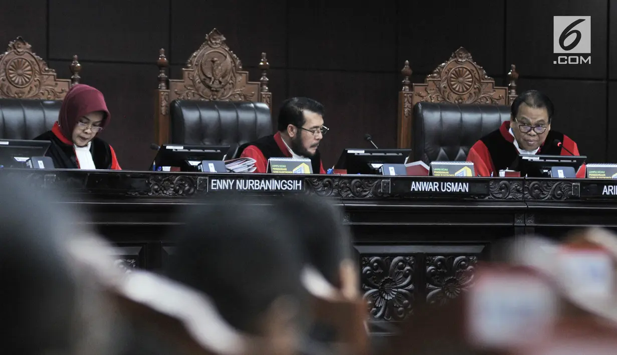 Ketua Hakim MK Anwar Usman (tengah) bersama Hakim MK Enny Nurbaningsih (kiri) dan Arie Hidayat memimpin sidang perdana sengketa Pemilu Legislatif 2019 di Gedung MK, Jakarta, Selasa (9/7/2019). Sidang pendahuluan gugatan Pileg 2019 akan dilaksanakan pada 9-11 Juli 2019. (merdeka.com/Iqbal Nugroho)