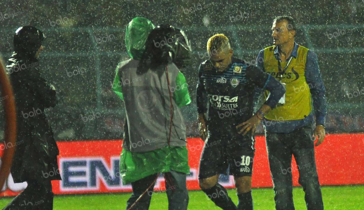 Cristian Gonzales dihampiri pelatihnya, Milomir Seslija, dan CEO Arema Cronus, Iwan Budianto, setelah merasa sakit di dada usai disikut pemain Persiba Balikpapan, Ledi Utomo, dalam laga Torabika Soccer Championship 2016 di Stadion Kanjuruhan, Malang, Ming