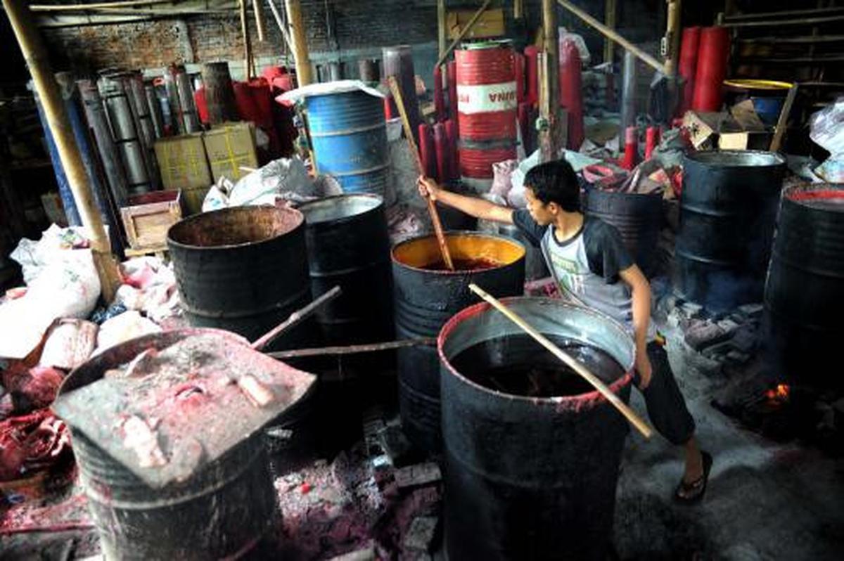 Menyambut Imlek, perajin lilin &amp; hio kebanjiran order
