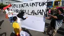Aktivis mengajak warga menandatangani spanduk dukungan anti korupsi saat Hari Bebas Kendaraan di kawasan Bundaran HI, Jakarta, Minggu (10/12). Ajakan ini untuk memperingati Hari Antikorupsi 2017, 9 Desember. (Liputan6.com/Helmi Fithriansyah)