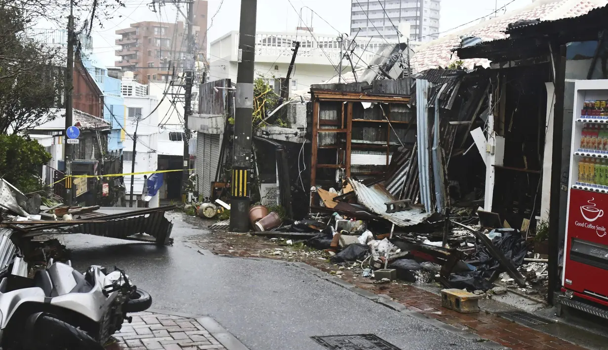 Bangunan rusak terlihat saat Topan Khanun menerjang kepulauan Okinaw di Naha, selatan Okinawa, Jepang, Rabu, 2 Agustus 2023. (Kyodo News via AP)