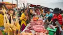 Seorang wanita membeli daging di sebuah pasar di Phnom Penh (24/7/2020). Pasar membentuk bagian integral dalam kehidupan orang Kamboja, dengan kunjungan harian yang dilakukan untuk persediaan makanan untuk hari itu serta barang-barang lainnya. (AFP/Tang Chhin Sothy)