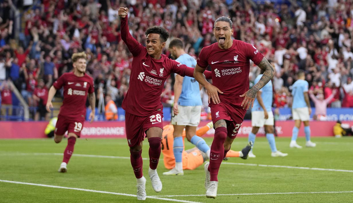 Pemain Liverpool merayakan gol ketiga timnya yang dicetak oleh Darwin Nunez (kanan) pada ajang Community Shield 2022/2023 melawan Manchester City di King Power Stadium, Minggu (31/07/2022) dini hari WIB. (AP/Frank Augstein)