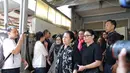 Hingga hari ini kematian putranya, Amin Yudhayani masih tak kuasa menahan tangis. Bahkan masih terus meneteskan air mata jelang dikebumikan. (Galih W. Satria/Bintang.com)
