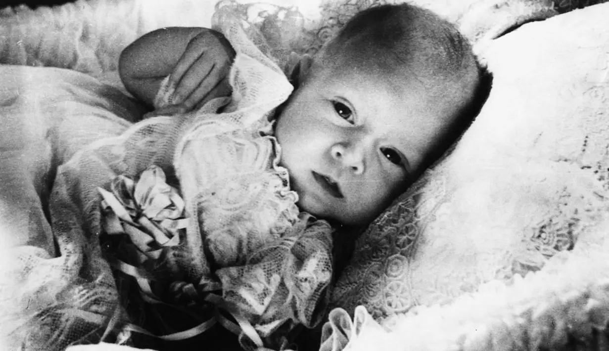 Nah kalau ini adalah Prince Charles. Foto ini diambil pada tahun 1949. Ia adalah ayah dari Prince Harry dan William. (Cosmopolitan)