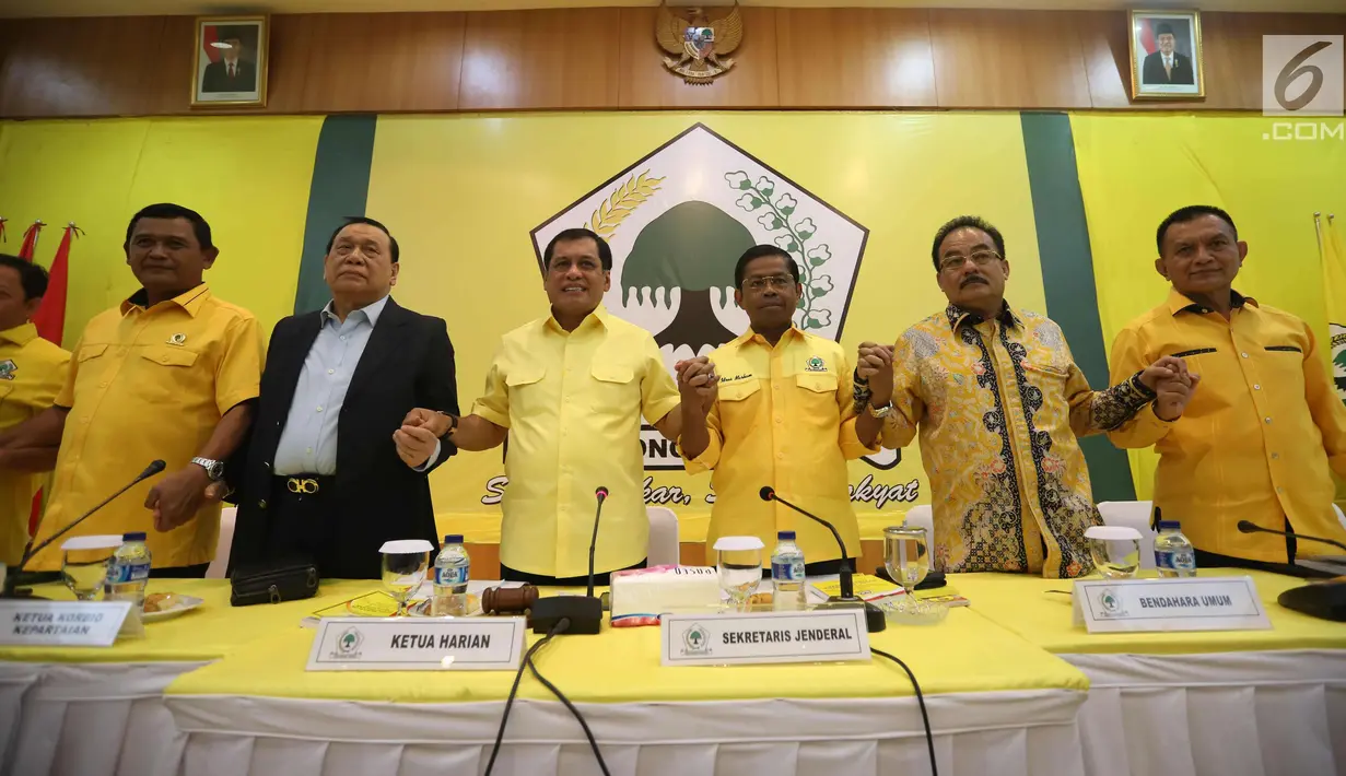 Ketua Harian Golkar, Nurdin Halid dan jajaran petinggi partai melakukan salam komando usai rapat pleno di kantor DPP Golkar, Jakarta, Selasa (21/11). Rapat pleno untuk menentukan nasib Setya Novanto di Golkar maupun di DPR RI. (Liputan6.com/Angga Yuniar)