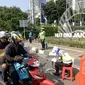 Pengendara motor terkena tilang di sepanjang Jalan Jendral Sudirman, Jakarta, Sabtu (30/5/2015). Polisi menggelar razia patuh jaya untuk menertibkan para pengendara yang melanggar lalu lintas, mulai 27 Mei-9 Juni. (Liputan6.com/Yoppy Renato)