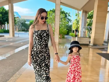 Ini dia kekompakan Aura Kasih dan Arabella yang tiada duanya. Wanita 37 tahun ini sengaja mengenakan dres santai dengan motif corak yang terlihat senada. (Liputan6.com/IG/@aurakasih)