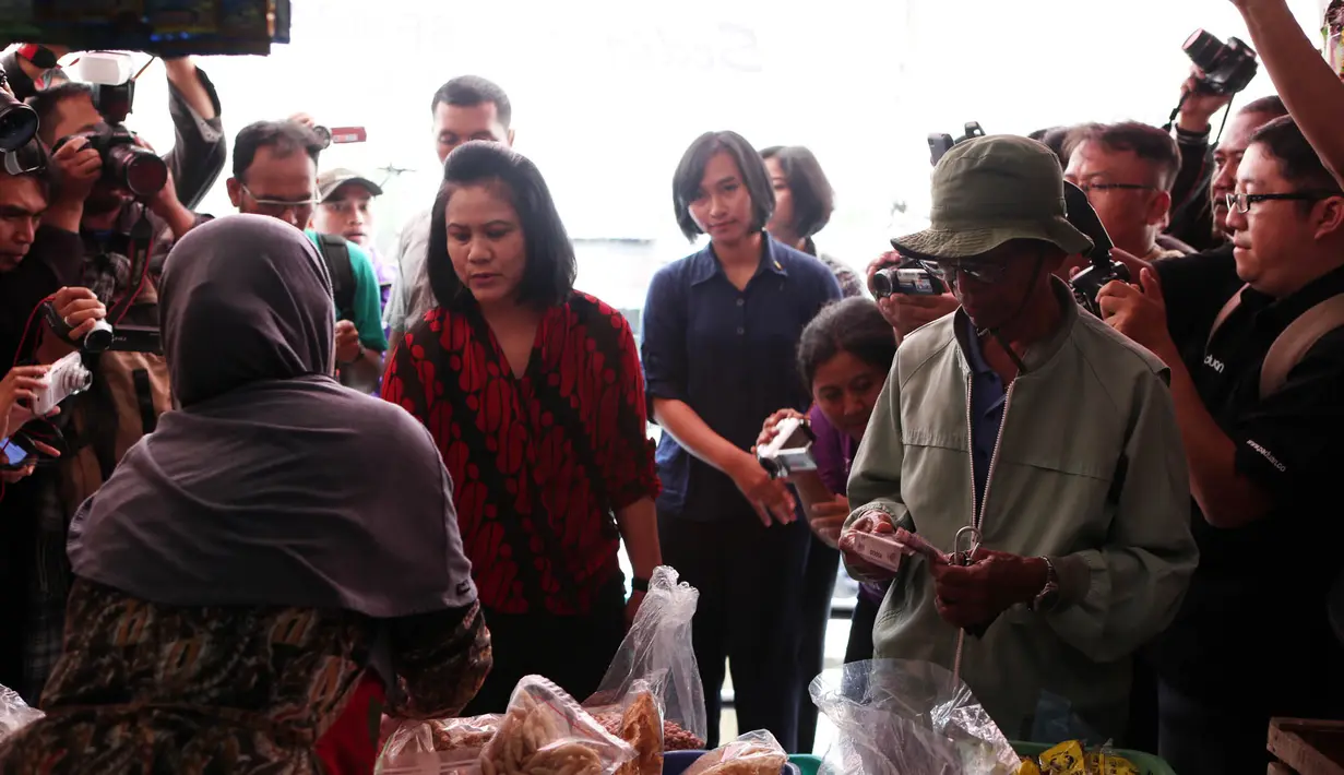 Iriani Jokowi membeli rambak, telur, dan beberapa kebutuhan dapur lainnya. (M. Akrom Sukarya/bintang.com)