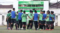 Persebaya saat latihan perdana di bawah pelatih Djadjang Nurdjaman di Lapangan Persebaya, Surabaya, Rabu (5/9/2018). (Bola.com/Aditya Wany)